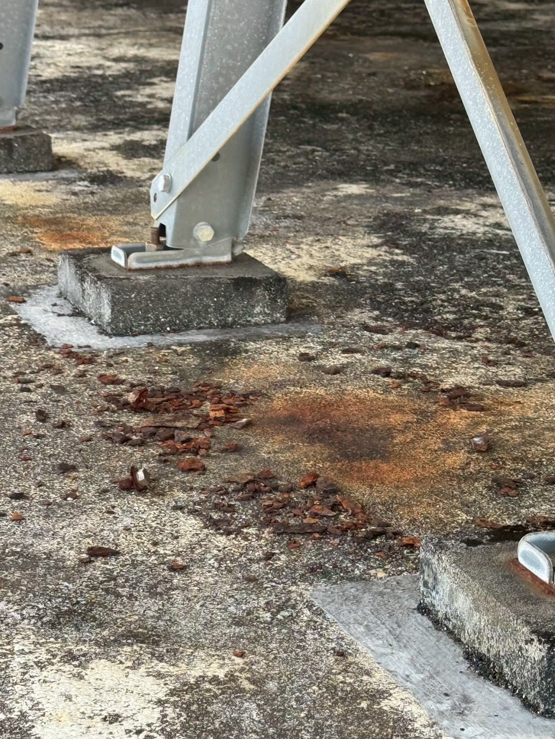 パネルを支える架台部（パネルの裏側）の写真です