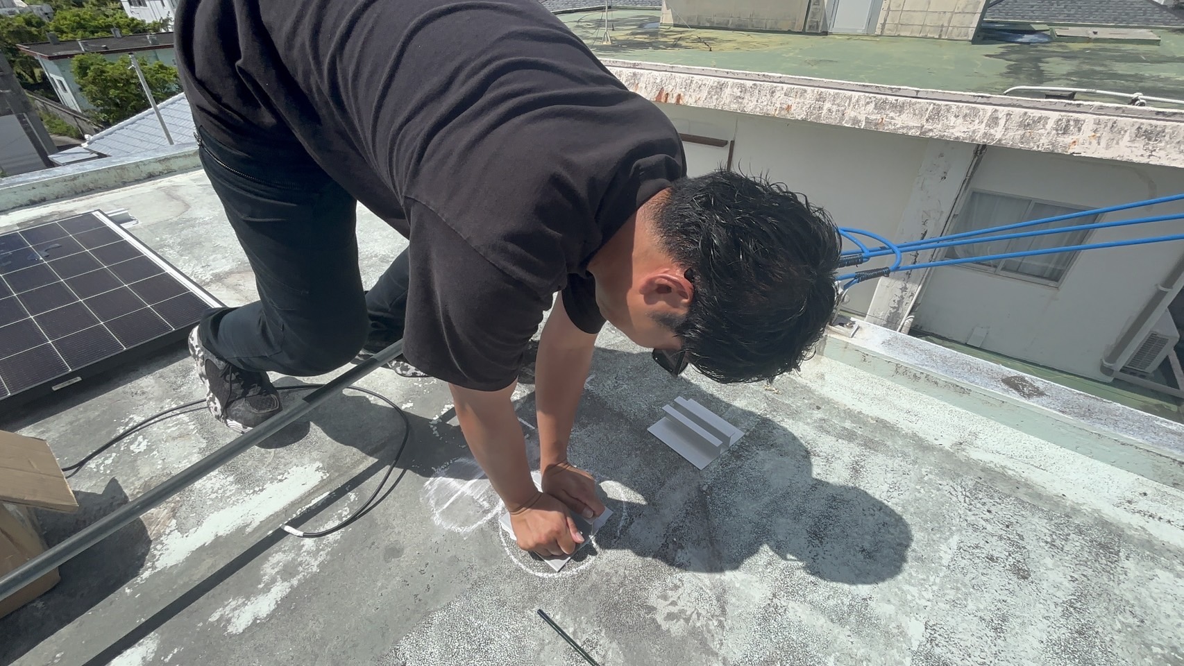 屋上に穴を開けない【接着架台工法】で安心施工
