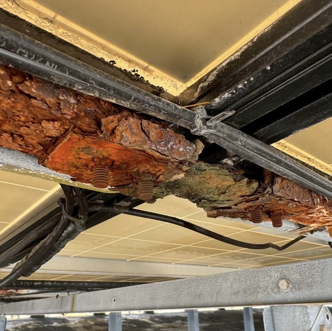 パネルを支える架台部（パネルの裏側）の写真です