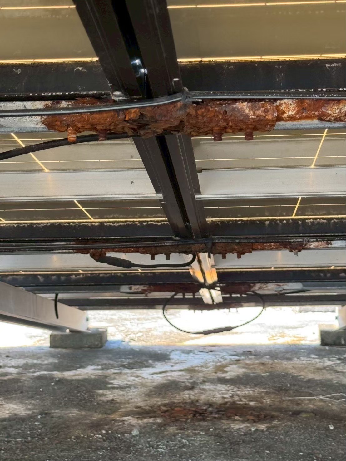 パネルを支える架台部（パネルの裏側）の写真です