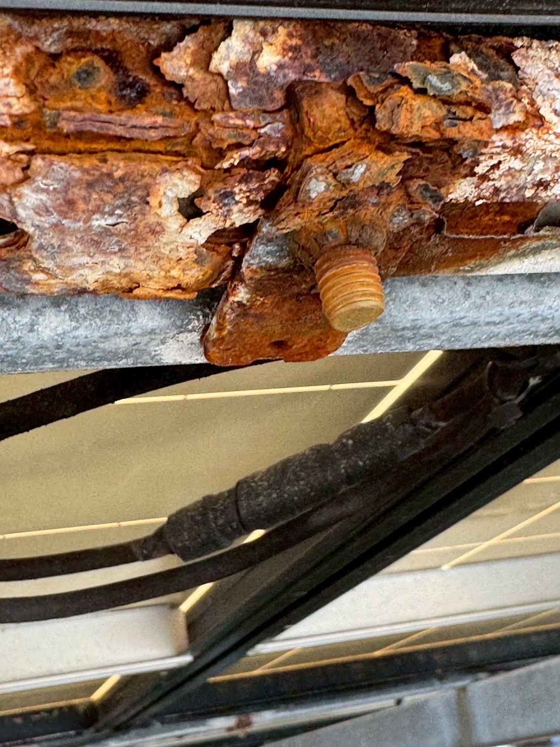 パネルを支える架台部（パネルの裏側）の写真です