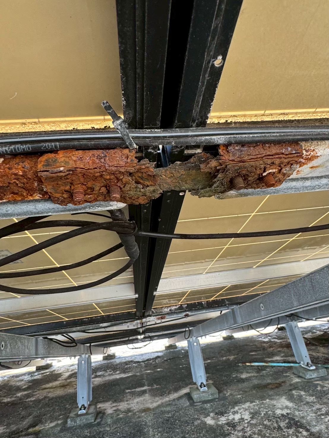 パネルを支える架台部（パネルの裏側）の写真です